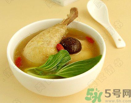 燉雞湯什么時(shí)候放鹽？燉雞湯不要先放鹽？