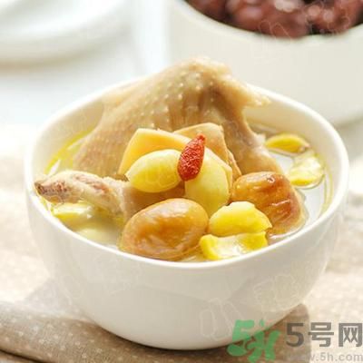 燉雞湯什么時(shí)候放鹽？燉雞湯不要先放鹽？