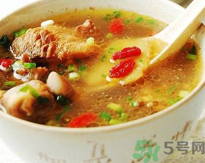 燉雞湯什么時(shí)候放鹽？燉雞湯不要先放鹽？