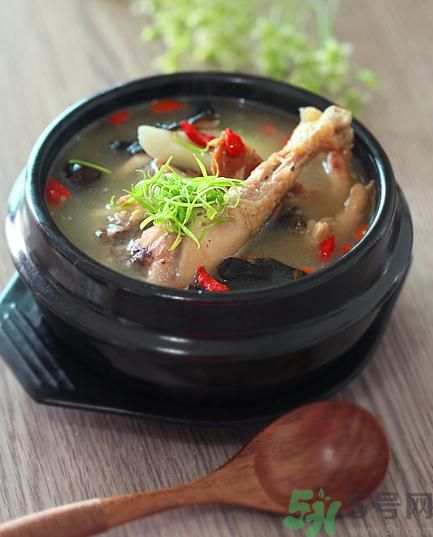 燉雞湯用冷水還是熱水？雞湯用冷水可以嗎？