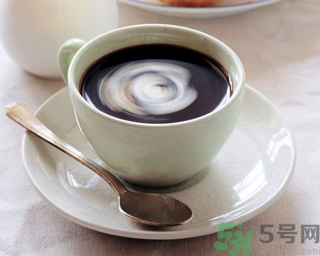 吃了感冒藥還可以喝咖啡嗎？感冒片和咖啡一起吃有什么影響？