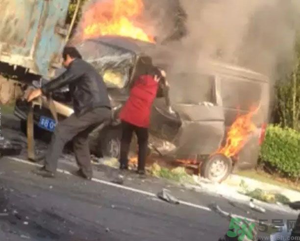 丈夫用盡全力推出妻子是怎么回事？ 遇到車禍我們如何自救？