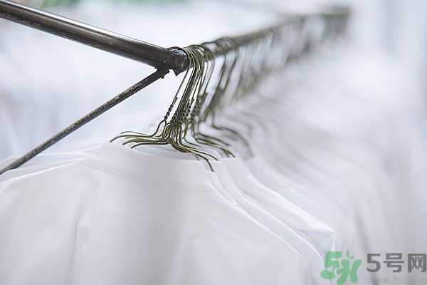 什么面料不容易皺？如何挑選不易皺的衣服？