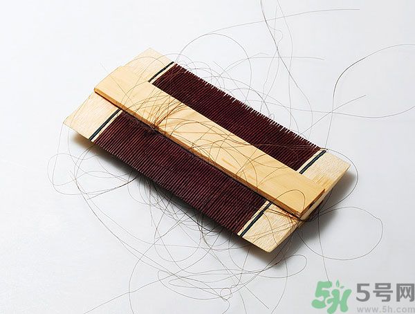 用哪種梳子不容易掉頭發(fā)？用什么梳子梳頭防掉發(fā)？