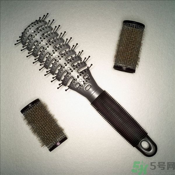 長卷發(fā)應(yīng)該用什么梳子梳頭發(fā)？卷發(fā)用什么梳子最好？