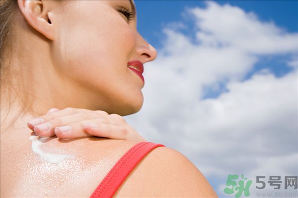 為什么涂了防曬霜還是會(huì)曬黑？涂防曬霜要注意什么？
