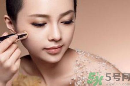 額頭出油是什么原因？額頭出油怎么辦？
