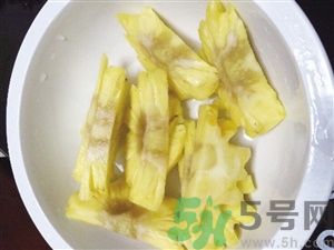 菠蘿里面發(fā)黑是為什么？發(fā)黑的菠蘿能吃嗎？