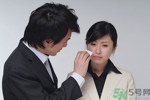 一生氣就流眼淚是怎么回事？生氣流淚怎么辦？