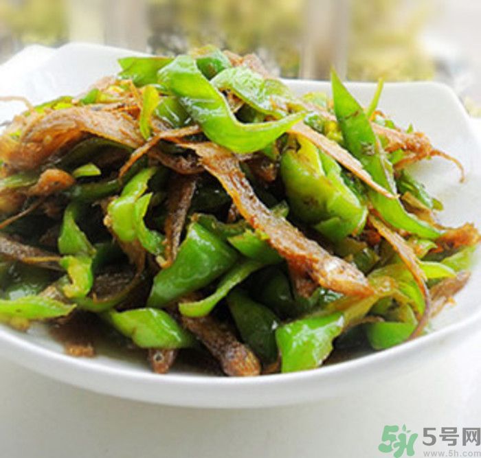 油燜干魚(yú)怎么做的？干魚(yú)怎么炒好吃？