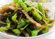 油燜干魚怎么做的？干魚怎么炒好吃？