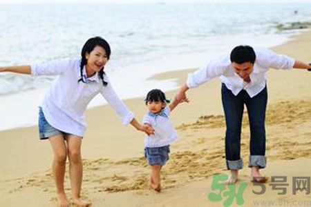 男童ktv熊抱強(qiáng)吻陪唱小姐是怎么回事？如何加強(qiáng)孩子的品德修養(yǎng)？