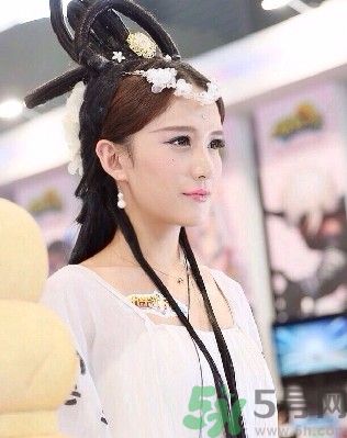 陜西最美媽媽是誰？陜西最美媽媽當(dāng)街哺乳被棄女嬰是怎么回事？