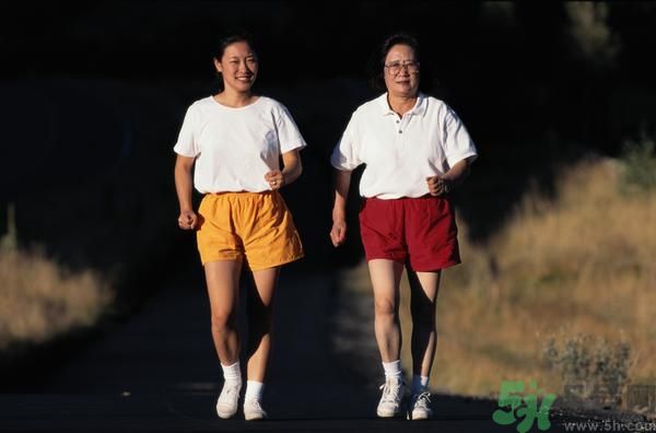 大伯仰頭喝可樂四肢癱瘓是怎么回事？喝可樂真的會癱瘓嗎？