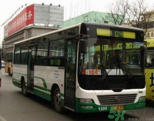 開蘭博基尼上下班的人是誰？開蘭博基尼上下班開的是哪輛公交車？