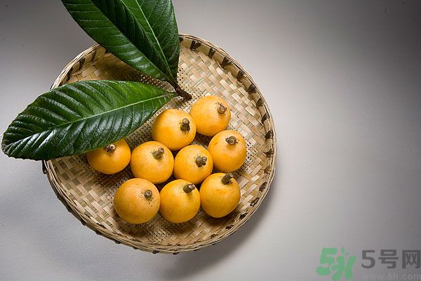 枇杷能跟百合一起煮嗎？ 枇杷能和銀耳一起煮嗎？