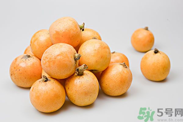 枇杷能跟百合一起煮嗎？ 枇杷能和銀耳一起煮嗎？