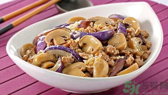 茄子可以炒蘑菇嗎？茄子炒蘑菇吃好嗎？