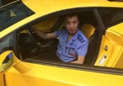 開蘭博基尼上下班的人是誰？開蘭博基尼上下班開的是哪輛公交車？