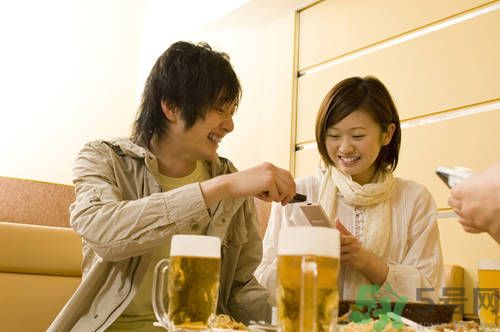 過期啤酒能喝嗎？過期啤酒喝了會怎么樣？