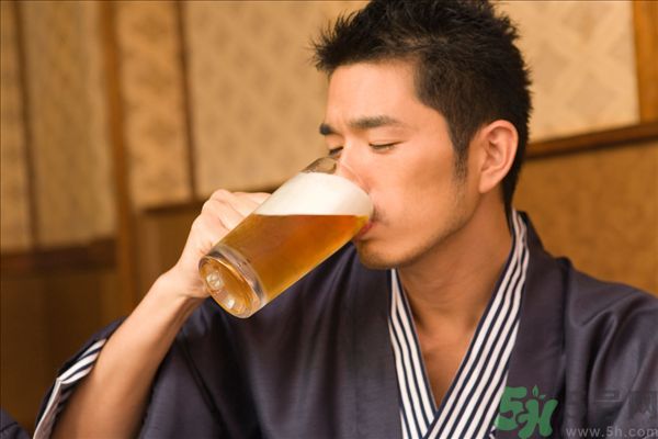 過期啤酒能喝嗎？過期啤酒喝了會怎么樣？
