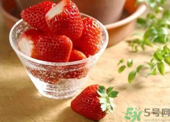 楊梅可以和草莓一起吃嗎？楊梅能和草莓一起吃嗎？