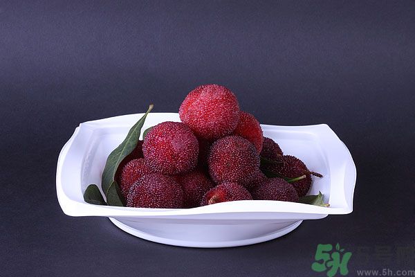 吃楊梅時可以喝茶嗎？吃楊梅時喝茶有什么壞處？