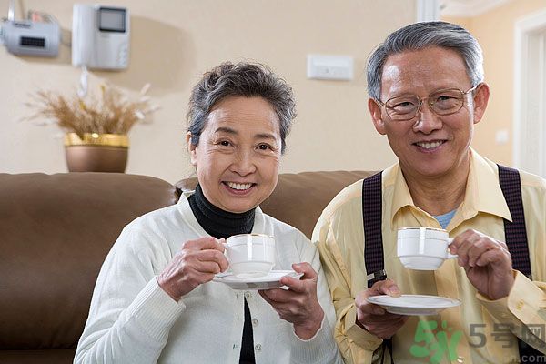 吃楊梅時可以喝茶嗎？吃楊梅時喝茶有什么壞處？
