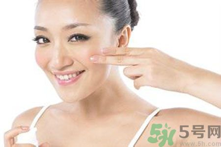 為什么夏天容易長(zhǎng)雀斑？夏天長(zhǎng)雀斑了怎么辦？