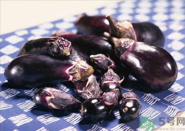 茄子里面發(fā)棕色能吃嗎？茄子里面有褐色能吃嗎？