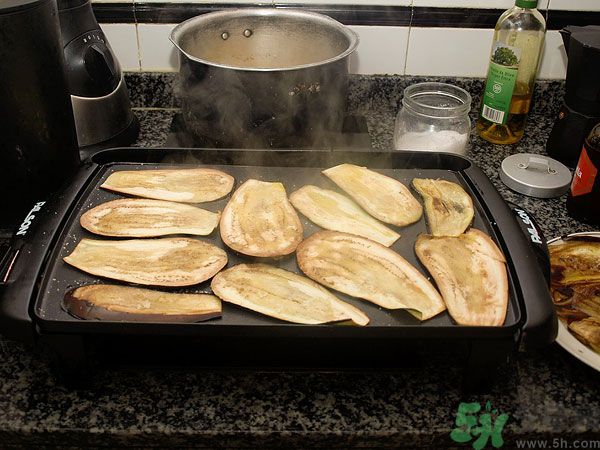 茄子里面發(fā)棕色能吃嗎？茄子里面有褐色能吃嗎？