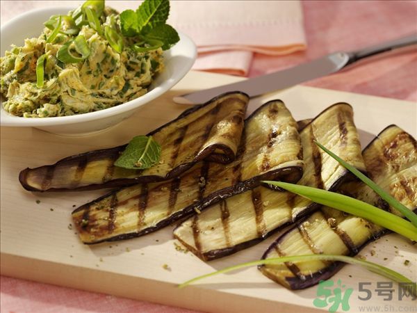 茄子里面發(fā)棕色能吃嗎？茄子里面有褐色能吃嗎？
