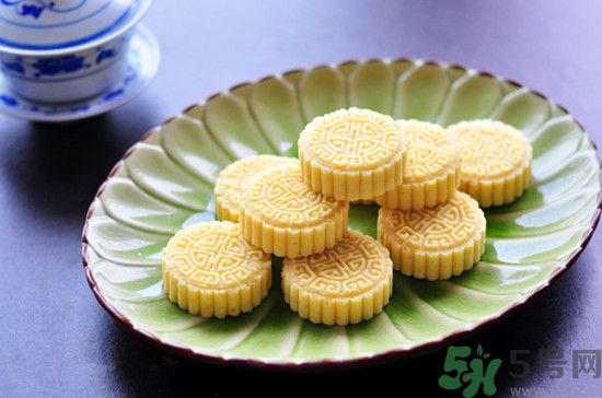 吃綠豆糕能喝啤酒嗎？吃綠豆糕喝啤酒好不好？