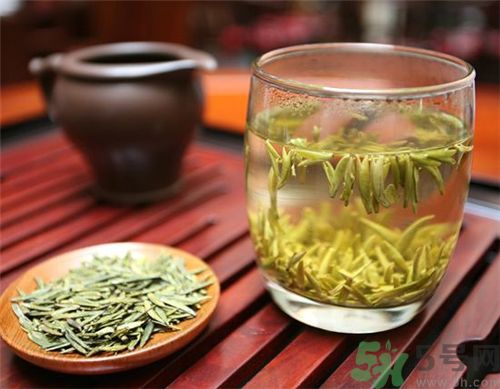 吃綠豆糕能喝啤酒嗎？吃綠豆糕喝啤酒好不好？