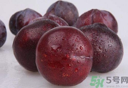 李子紅色甜還是黑色甜？李子黑色的比較甜嗎？