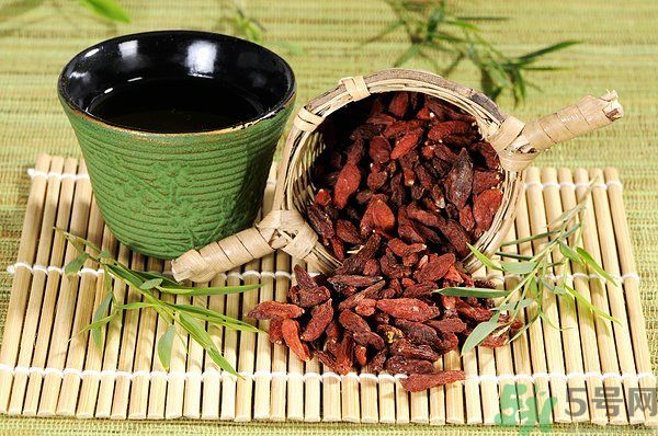 泡枸杞要用開水嗎？泡枸杞的水越熱越好嗎？
