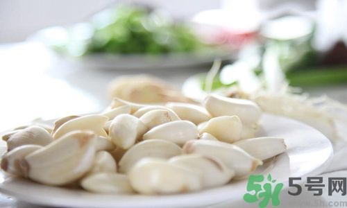 吃粽子時可以就大蒜嗎？粽子可以和大蒜一起吃嗎？