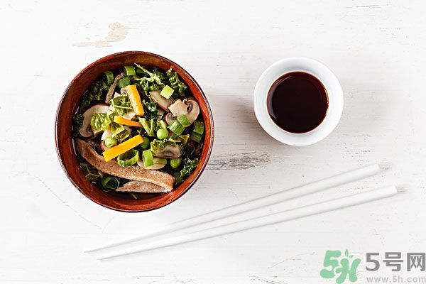 涼拌生菜放生抽還是老抽？涼拌菜放什么醬油好？