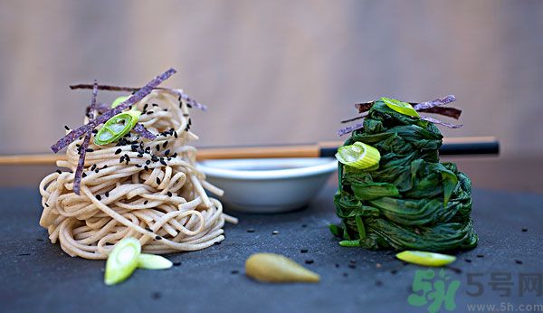 涼拌生菜放生抽還是老抽？涼拌菜放什么醬油好？