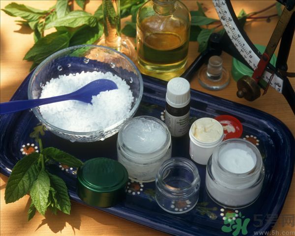去年沒(méi)用完的防曬霜今年還能用嗎？擦護(hù)膚品直接用手取好嗎？