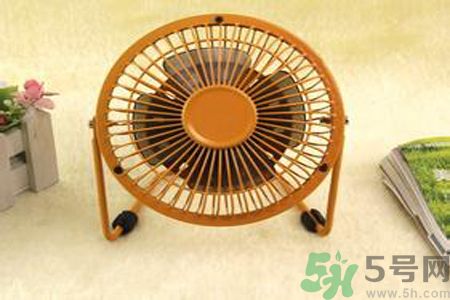 電風扇應該對著頭吹還是對著腳吹？電扇對著頭吹和對著腳吹哪一個更容易感冒？