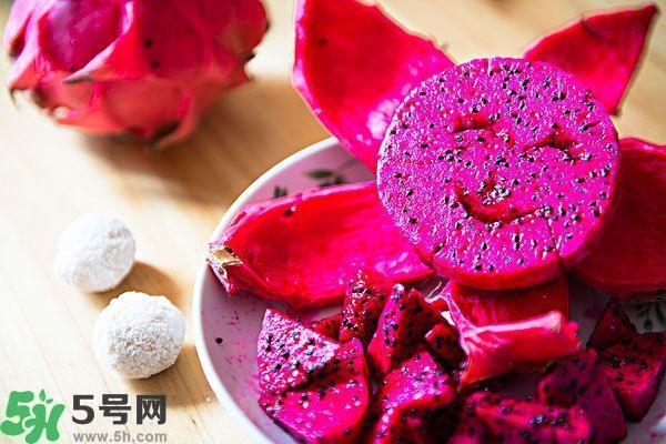 火龍果外面發(fā)霉了里面還能吃么？火龍果外皮爛了還能吃嗎？