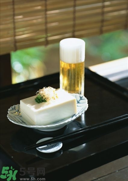 吃豆腐能喝啤酒嗎？喝酒吃豆腐能解酒嗎？