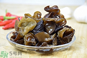 木耳能用開水泡嗎？泡木耳用熱水還是涼水好？