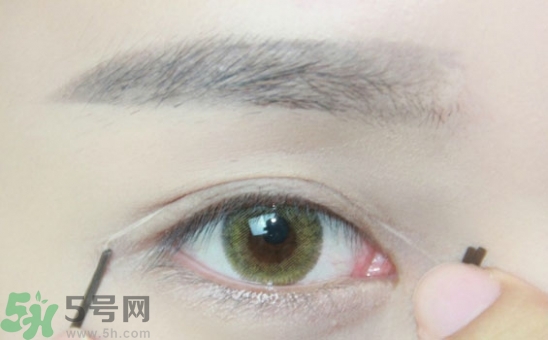 單眼皮怎么變雙眼皮了？單眼皮上面有一條線