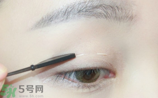 單眼皮怎么變雙眼皮了？單眼皮上面有一條線