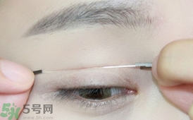 單眼皮怎么變雙眼皮了？單眼皮上面有一條線