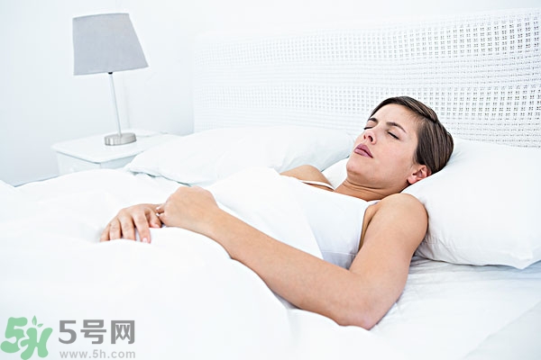 第一次來月經(jīng)是黑色的正常嗎？第一次月經(jīng)是黑色的是怎么回事？