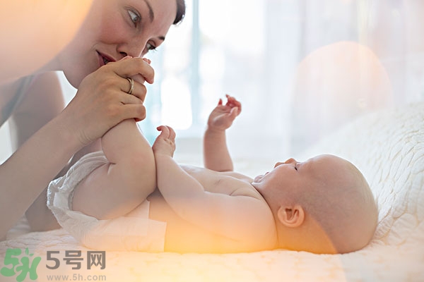 寶寶腳上起水泡怎么辦？寶寶腳底長透明水泡怎么辦？