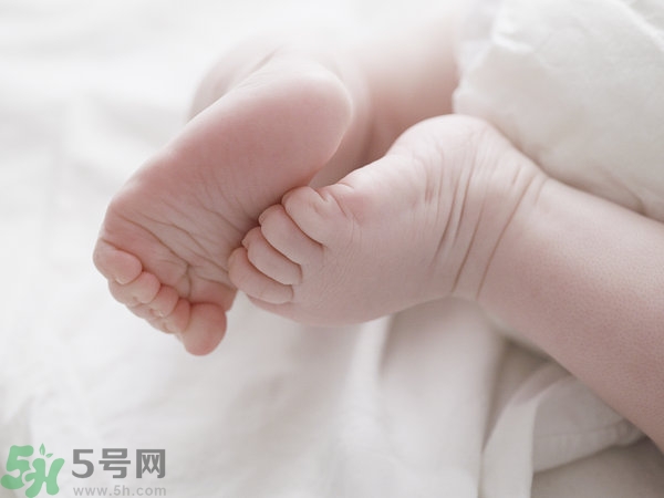 寶寶腳上起水泡怎么辦？寶寶腳底長透明水泡怎么辦？